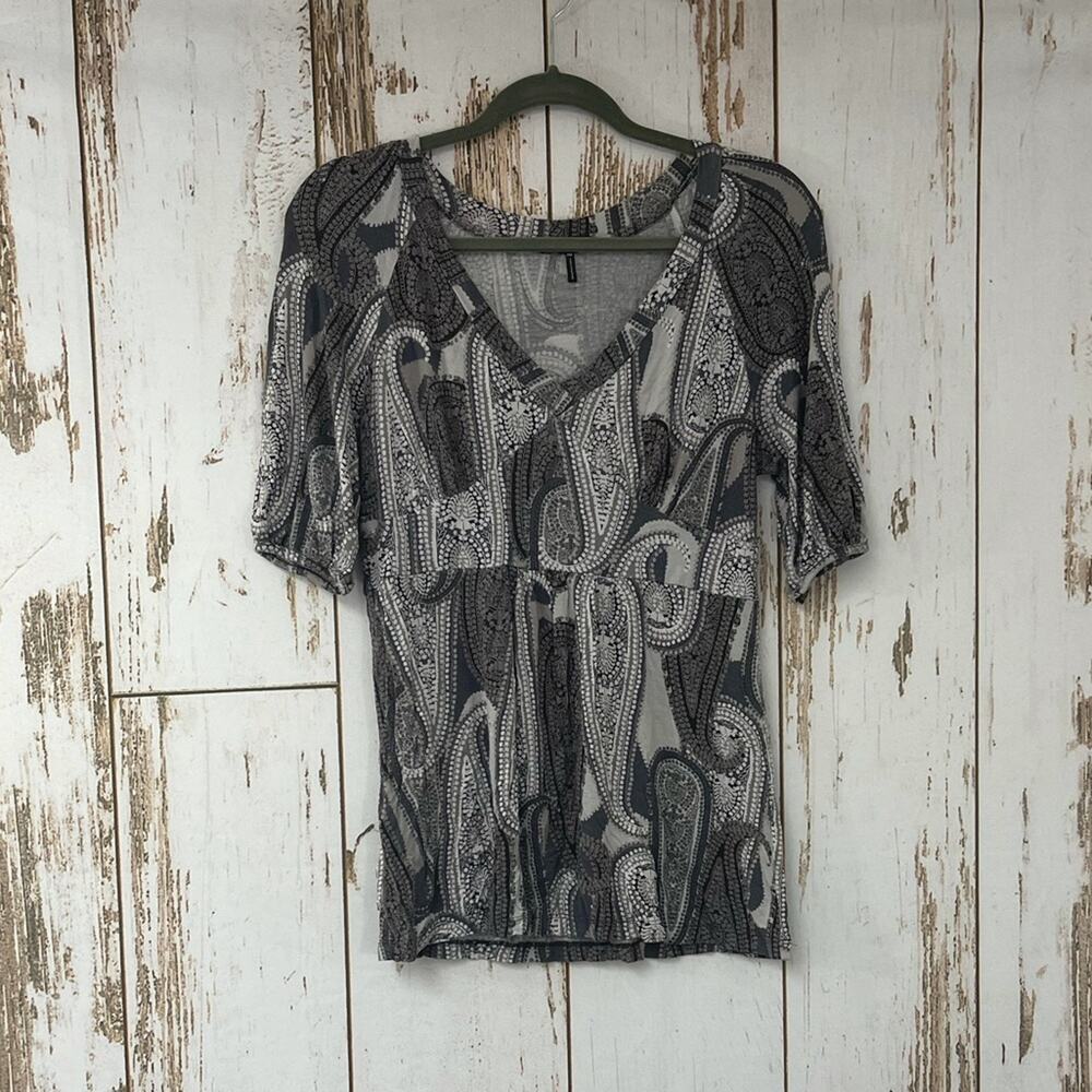 Daisy Fuentes Gray Paisley Print V-Neck Blouse PM. In excellent condition!